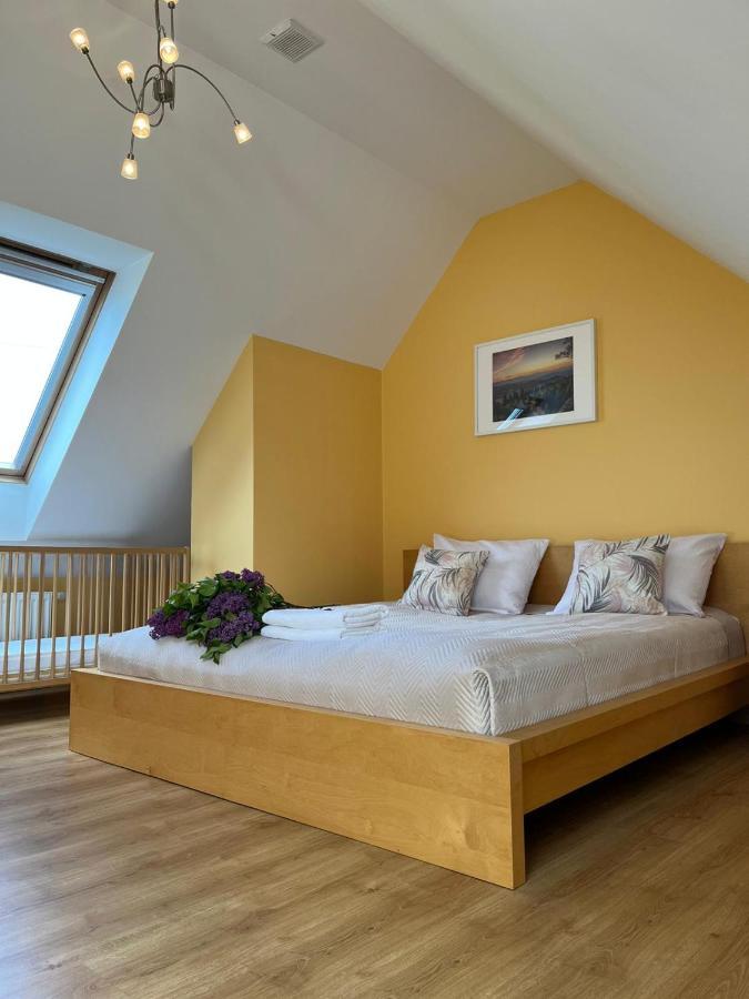 Apartament Hemingwaya เยเลเนียกูรา ภายนอก รูปภาพ